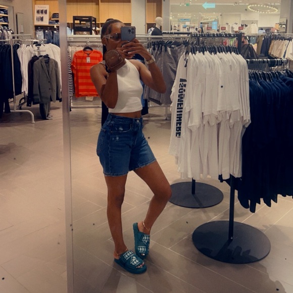 Lee - Picture 1 of 2